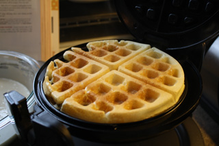 Homemade Belgian Waffles in a Waffle Iron - Betty Crocker Style! | Casa